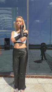girl_in_leather_gloves