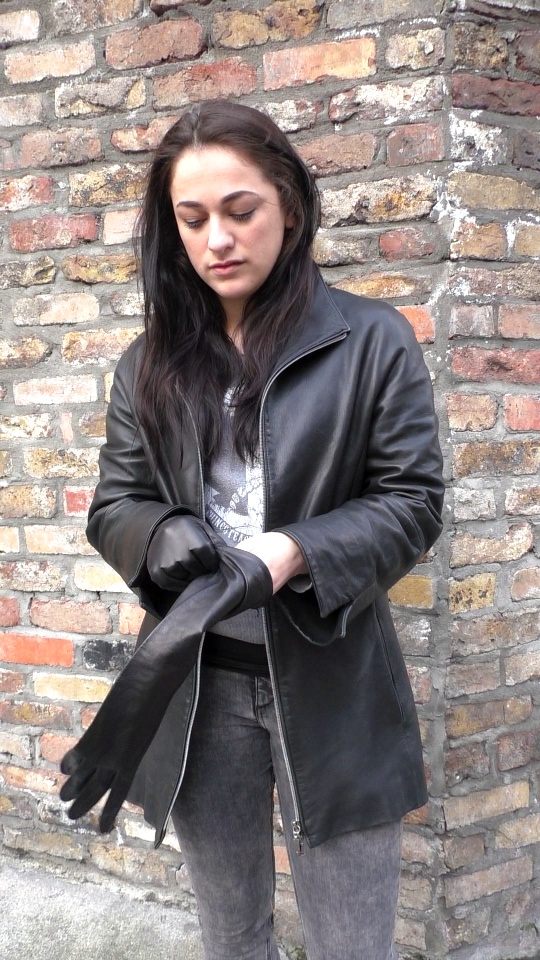 Risa_Girl_Leather_gloves_leather_jacket