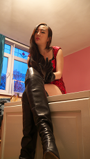 chinese-girl-in-leather-gloves-and-boots-511