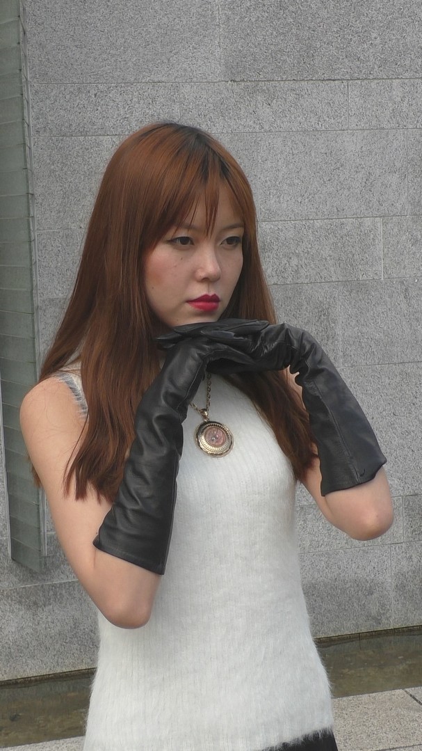 Yui-girl-in-leather-gloves